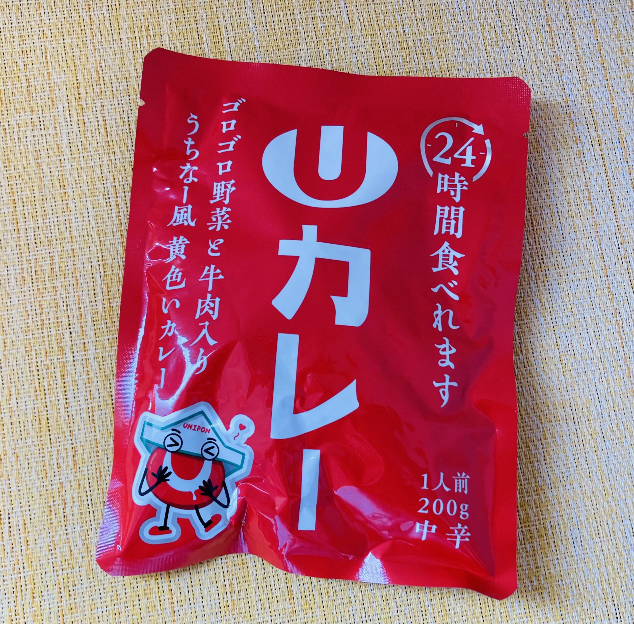 沖縄のスーパー「ユニオン」が販売している中辛カレーの赤いパッケージです。